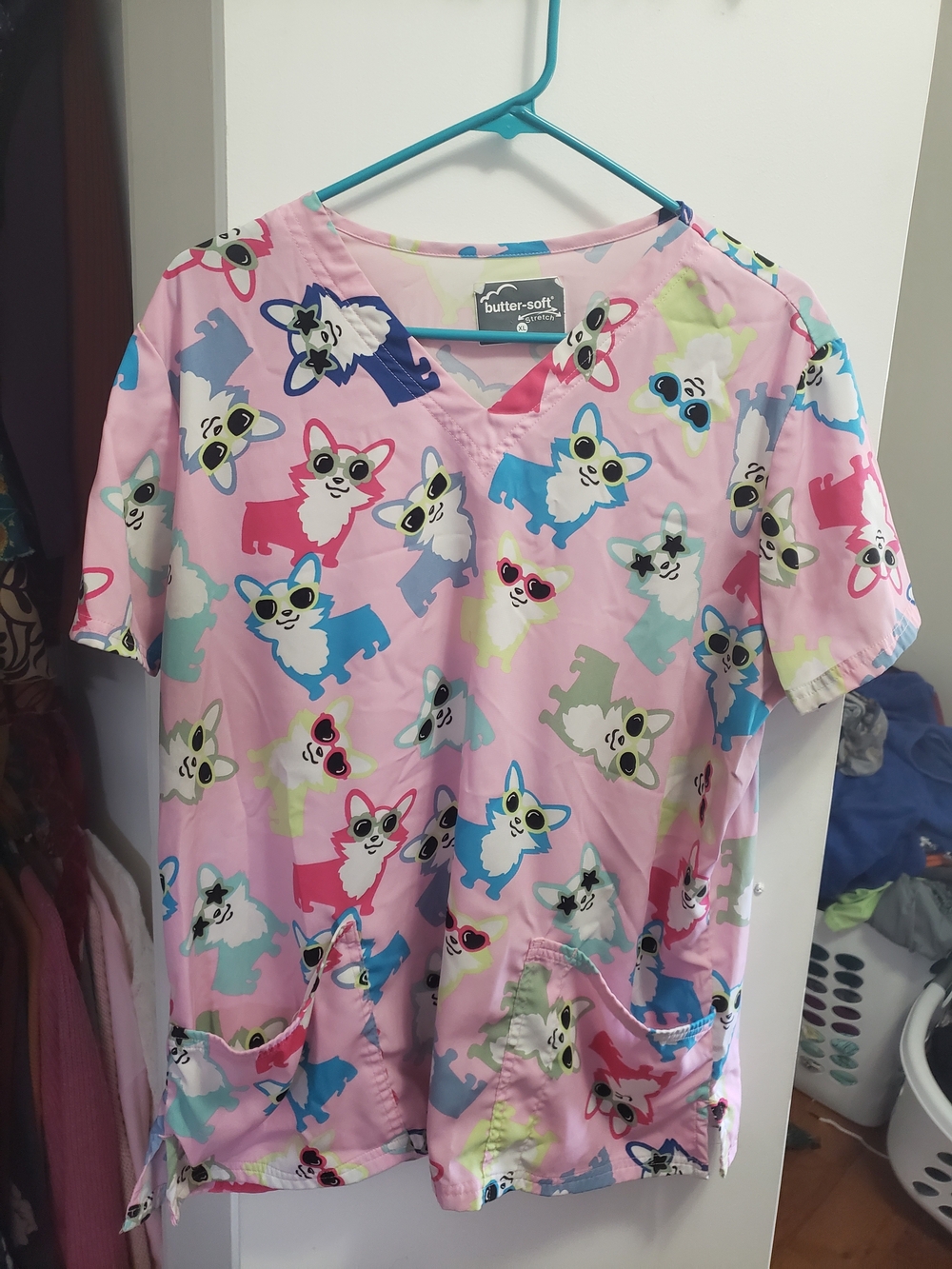 Butter-Soft Stretch Women's V-neck Scrub Top With Pink Corgi Print